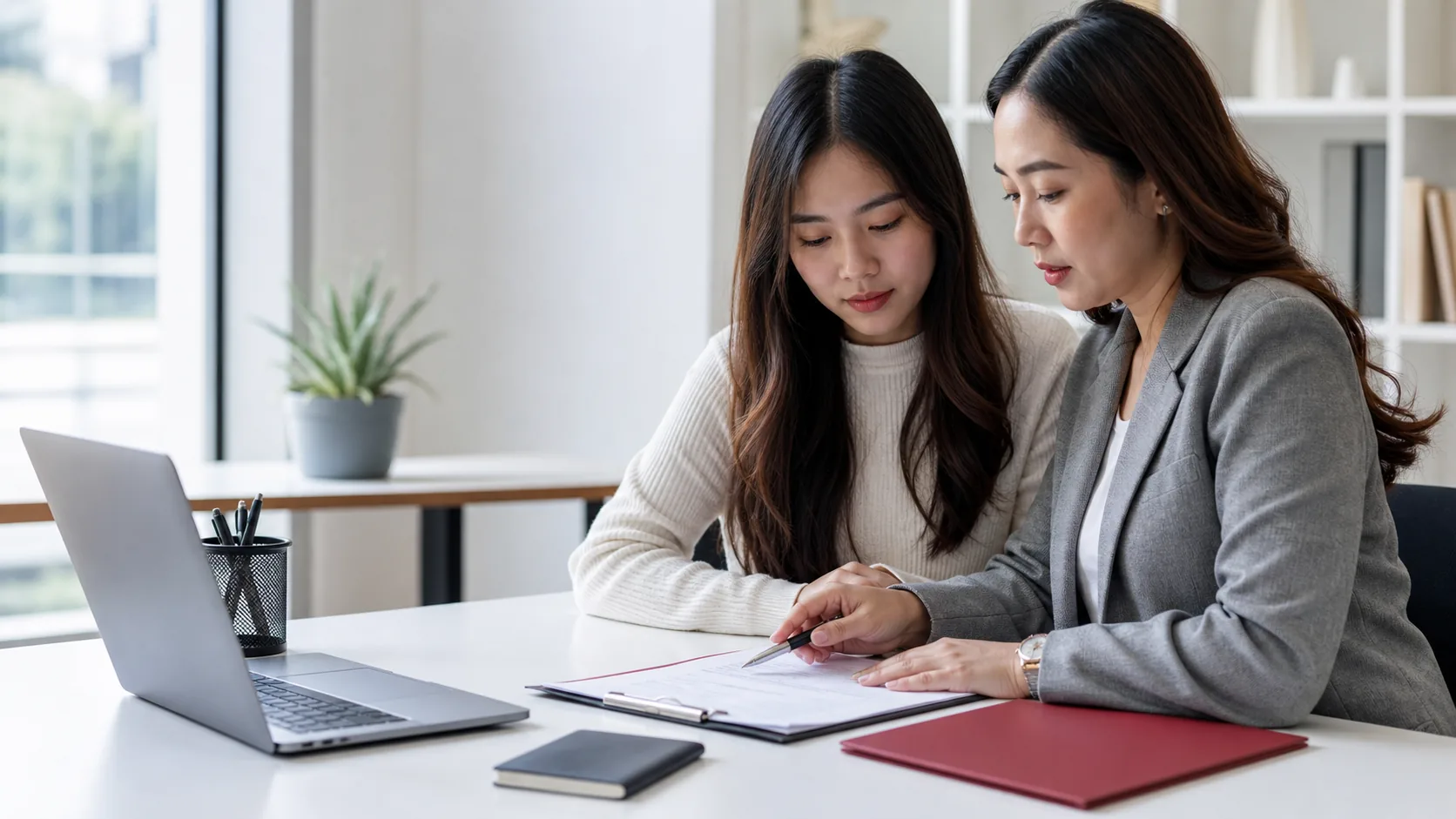 Học sinh và cố vấn rà soát hồ sơ du học Singapore